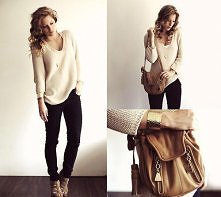 Beżowy sweter, jeansy, plec...