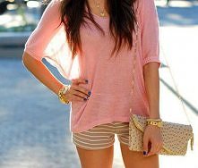 Oversize top, krótkie spodenki, złota listonoszka, złota biżuteria, różowy sweterek - bluzka, paski