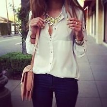 Biała koszula, złota biżute...