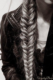 Jedną z najbardziej skutecznech wskazówek na porost włosów jest wsmarowywanie soku z aloesu ( na 1 godzinę pozostawiamy i spłukujemy ciepłą wodą ).