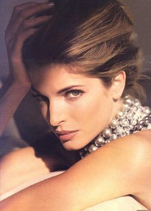 Czym jest kobiecość? Czy jest czymś z czym się rodzimy, czy generujemy ją na podstawie wzorców? Czy jest to stan świadomości, czy też zależy od tego, co mamy na sobie? Czy jeste...