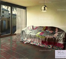 Srebrzysty welur, satyna, nieco koronki, spotkały się, by powstała narzuta nowoczesna z nutą tradycyjnego charakteru. Dobrze aranżuje się, pomimo srebrzystych odcieni, z wnętrze...