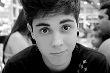 jego oczy wymiatają