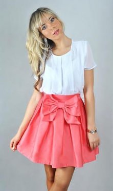 Urocza spódniczka z kokardą w cukierkowym koralowym kolorze- to najnowsza propozycja kolekcji wiosna-lato Livia Clue