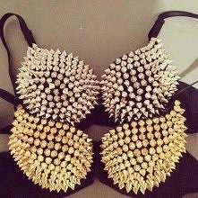 Który ładniejszy? :)
Jak dla mnie ten ze srebrnymi ćwiekami. :>