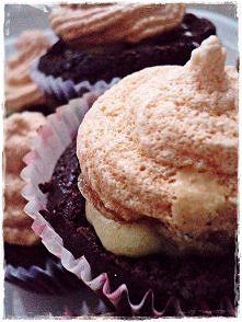 Czekoladowe muffiny w czapeczkach z niespodzianką w środku
Składniki na ok. 16 muffin:

225 g mąki pszennej
2 łyżeczki proszku do pieczenia
1 łyżeczka sody oczyszczonej
50 g kak...