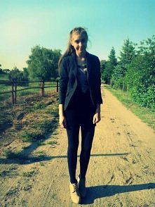 br?zowe buty na koturnie, czarno-br?zowa sukienka, marynarka i czarne rajstopy . ?adnie i wygodnie . <3