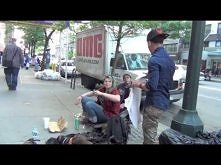 Jak sprawić by bezdomny się uśmiechnął ? :'(