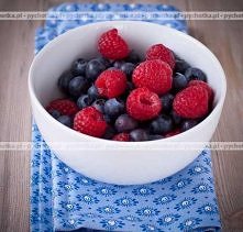 Jagody i maliny w miodowo-winnym sosie