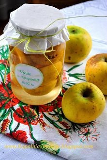 MARYNOWANE KOSZTELE

Składniki (na 2 słoiki litrowe):
- 1 kg jabłek koszteli (można użyć innej odmiany - ważne aby były bardzo słodkie i twarde),
- 1 litr wody ,
- 35-40 dag cuk...