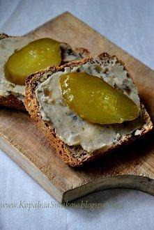 WEGAŃSKI SMALEC Z BIAŁEJ FASOLI 

Składniki :
- 1 szklanka suchej białej fasoli - bardzo dużej, 
- 2 średnie cebule,
- 7 łyżek oleju rzepakowego, 
- sól, pieprz, majeranek do sm...