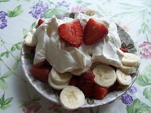 Truskaweczki+ banan+ serek bieluch= niebo w gębie. Zamiast słodyczy coś zdrowszego:D i już żadna czekolada nie potrzebna