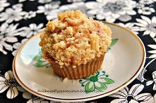 Muffiny z rabarbarem, miętą i dużą ilością kruszonki