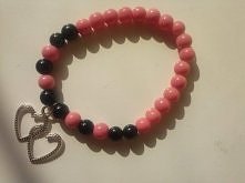 różowo-czarne koraliki oraz zawieszka podwójne serca :)