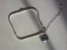 srebrny łańcuszek oraz zawieszka serduszko :)