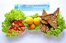 Bruschetta
Morele
woda źródlana


Składniki na 4 porcje:
4 pomidory
2 ząbki czosnku
4 łyżki oliwy z oliwek
Kilka listków bazylii
Sól, pieprz
8 kromek chleba pełnoziarnistego

Po...