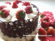 Truskawki, bita śmietana otulone czekoladą.....