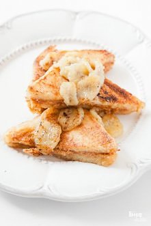 Tosty francuskie z masłem orzechowym i karmelizowanym bananem