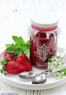 DŻEM TRUSKAWKOWO-RABARBAROWY 

Składniki (na 4 słoiczki):
- 2 kg dojrzałych truskawek,
- 800 g dojrzałego rabarbaru,
- 300-350 g cukru    

Wykonanie:
Truskawki i rabarbar kroim...