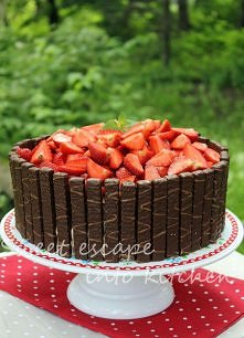 Tort czekoladowo-truskawkow...