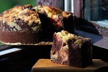 CIASTO KAKAOWE Z RABARBAREM

Składniki (na tortownicę 24 cm):
- 1 ½ szklanki maki pszennej,
- ¾ szklanki cukru,
- 1 opakowanie budyniu czekoladowego,
- 6 jajek,
- 1 szklanka ole...