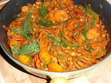 TURECKA SOCZEWICA Z MARCHEWKĄ I ZIOŁAMI

Składniki:
- 4 duże łyżki oliwy z oliwek,
- 1 cebula,
- 4 ząbki czosnku,
- 1 i ½ łyżeczki nasion kolendry,
- 1 łyżeczka płatków chilli (...