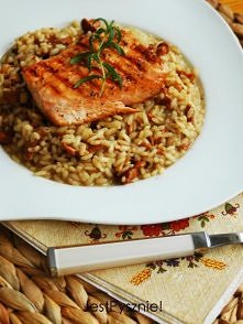 Pyszne, lekkie, letnie grzybowe risotto z kurkami, a do tego grillowany łosoś - niebo w gębie, a przepis na stronie!