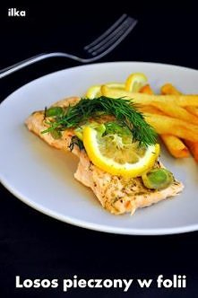 ŁOSOŚ PIECZONY W FOLII 

Składniki:
- ok. ½ kg filetu z łososia,
- kawałek po...
