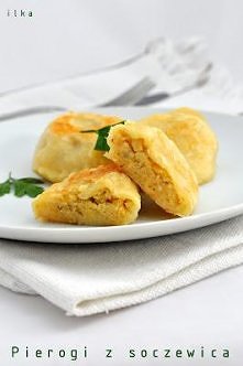 PIERGOI Z CZERWONĄ SOCZEWICĄ

Farsz:
- 1 szklanka czerwonej soczewicy,
- 2 średnie ziemniaki,
- 2 cebule,
- 1 jajko,
- sól, pieprz,
- majeranek

Wykonanie:
Soczewicę zalać wodą ...