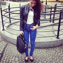 Jesteś moim światłem Gdy zapada Noc,
Najpiękniejszym snem z Którego nie chce się obudzić,
Moim natchnieniem w tym popieprzonym świecie,
W którym tak łatwo się zgubić.