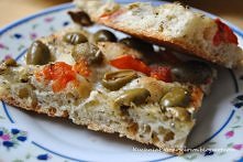 focaccia z pomidorami i oliwkami