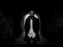 Nie ma Cię gdy moje życie spada w dół i
Nie ma Cię gdy wszystko łamie się na pół i 
Nie ma Cię i nie wiem już gdzie jesteś, ale dobrze, 
Że nie wiesz co u mnie, bo pękło by Ci s...