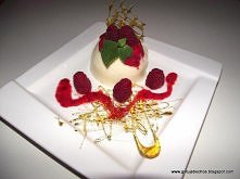 Składniki:

- 1 l śmietanki 30%

- 4,5 łyżki żelatyny

- 200 gram cukru
- laska wanili ( ja zastąpiłam esencją waniliową)

- opakowanie malin

Przygotowanie:

1. Śmietanę wlać d...