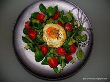 Składniki:

- 1 serek camembert Merci Chef
- 1 małe jajko
- roszponka
- pomidorki koktajlowe
- 1/2 ogórka
- oliwa z oliwek
- ulubione zioła
- sól, pieprz - do smaku
Przygotowani...