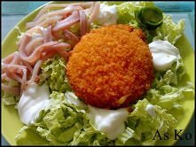 Szybki obiadek - Sałata pekińska, 2pl. polędwicy łososiowej, serek naturalny homogenizowany i kotlecik drobiowy z serem :)