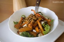 SAŁATKA Z PIECZONĄ MARCHEWKĄ, SEREM FETA I SOCZEWICĄ