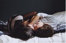 Usiadł przed nią i uśmiechał się delikatnie. Wzrokiem oglądał jej drobne, bezbronne oczy. Jednym gestem sprawił, że ponownie go pokochała. Bezgranicznie tak już na amen. ♥