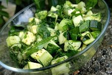 ZIELONA SAŁATKA Z SUROWĄ CUKINIĄ 

Składniki:
- ogórek 
- cukinia
- liście sz...