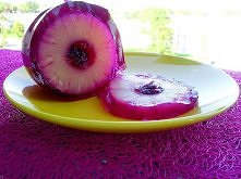 zapuszkowany  ananas

Składniki:
- 1 puszka ananasów,
- galaretka malinowa,
- suszona żurawina.