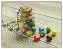 Naszyjnik m&m-y w butelce