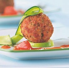 2 cukinie
pęczek szczypiorku
300 g mielonego mięsa z indyka
czerstwa kajzerka, wcześniej namoczona w mleku
jajko
sól
pieprz
1 łyżeczka ziół prowansalskich
mały pęczek dymki
2 ły...