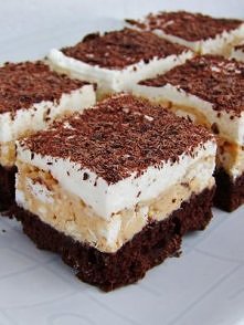 Kostka alpejska Ciasto biszkoptowe: 3 jajka 2 czubate łyżki mąki 2 czubat...