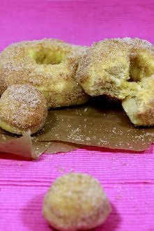 PIECZONE PĄCZKI 

Składniki (na ok. 10 dużych szt.):
- 130 ml mleka,
- 25 g ś...