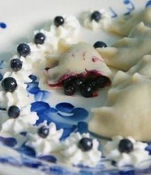 pierogi z jagodami
dwieprawerece.blogspot.com