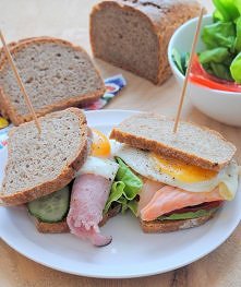 kanapki z jajkiem sadzonym
dwieprawerece.blogspot.com