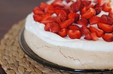 Tortu Pavlova chyba nie trzeba przedstawiać. Pyszna beza z bitą śmietaną i dużą ilością owoców. Temu nie można się oprzeć.