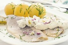Śledzie z duszoną cebulką w śmietanowym sosie