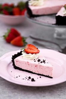 Składniki na spód:

300 g ciastek czekoladowych z nadzieniem (np. oreo lub neo)
60 g masła
Składniki umieścić w malakserze i zmiksować do otrzymania masy o konsystencji mokrego ...