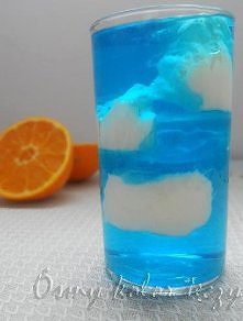 Do przygotowania takiego deseru użyłam:
 galaretki owocowej w kolorze niebieskim
 0,5 l śmietanki 30%
 2 łyżek cukru waniliowego
 Galaretkę przygotowałam według przepisu na opak...