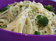 Spaghetti z sosem brokułowym

Sładniki:

500g makaronu
200g śmietanki 30%
2 ząbki czosnku
1 łyżeczka białego pieprzu
1 łyżka masła
1 łyżka parmezanu
1/2 brokuła
sól
Wykonanie:

...